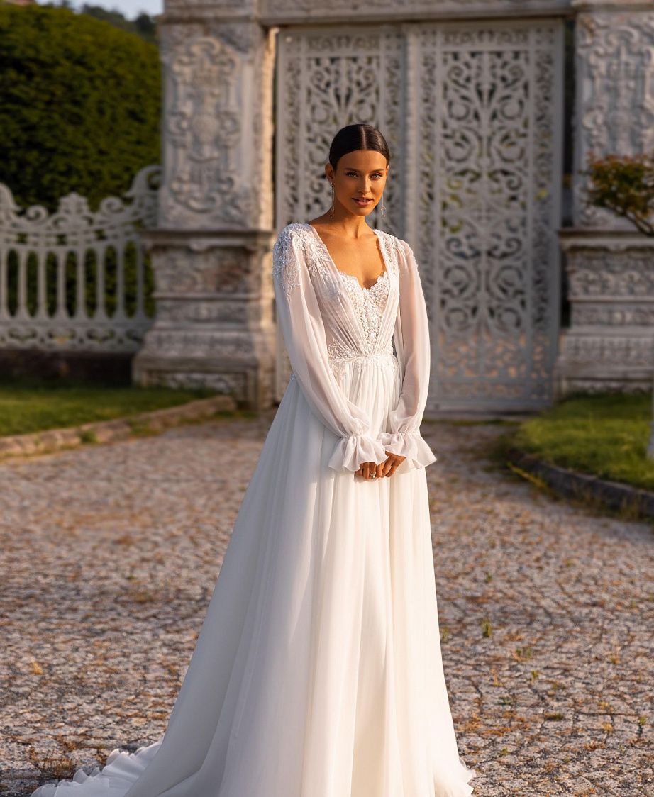 Воздушное свадебное платье расшитое жемчугом фото