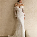 Кружевное свадебное платье с рукавами и открытым верхом фото