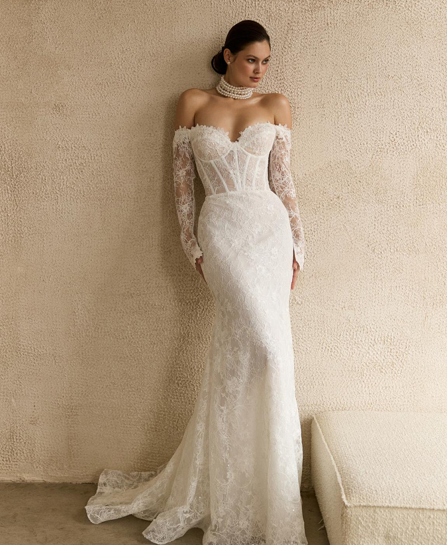 Кружевное свадебное платье с рукавами и открытым верхом фото