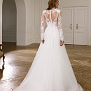 Закрытое свадебное платье с юбкой из фатина и кружевным верхом фото