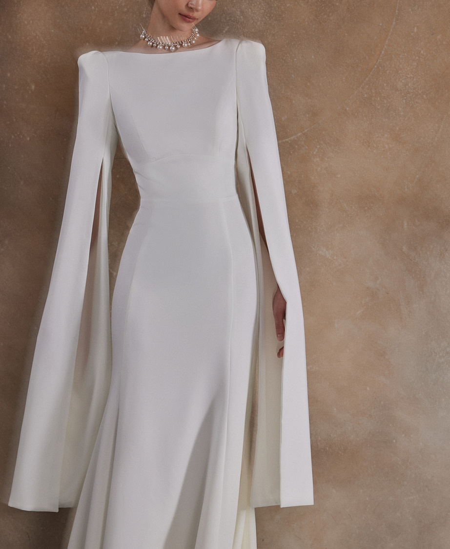 Свадебное платье из креп-стрейча с рукавами-кейпами фото