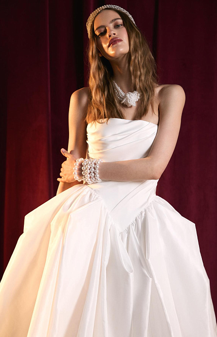 Эффектное свадебное платье из тафты с драпированным корсетом фото