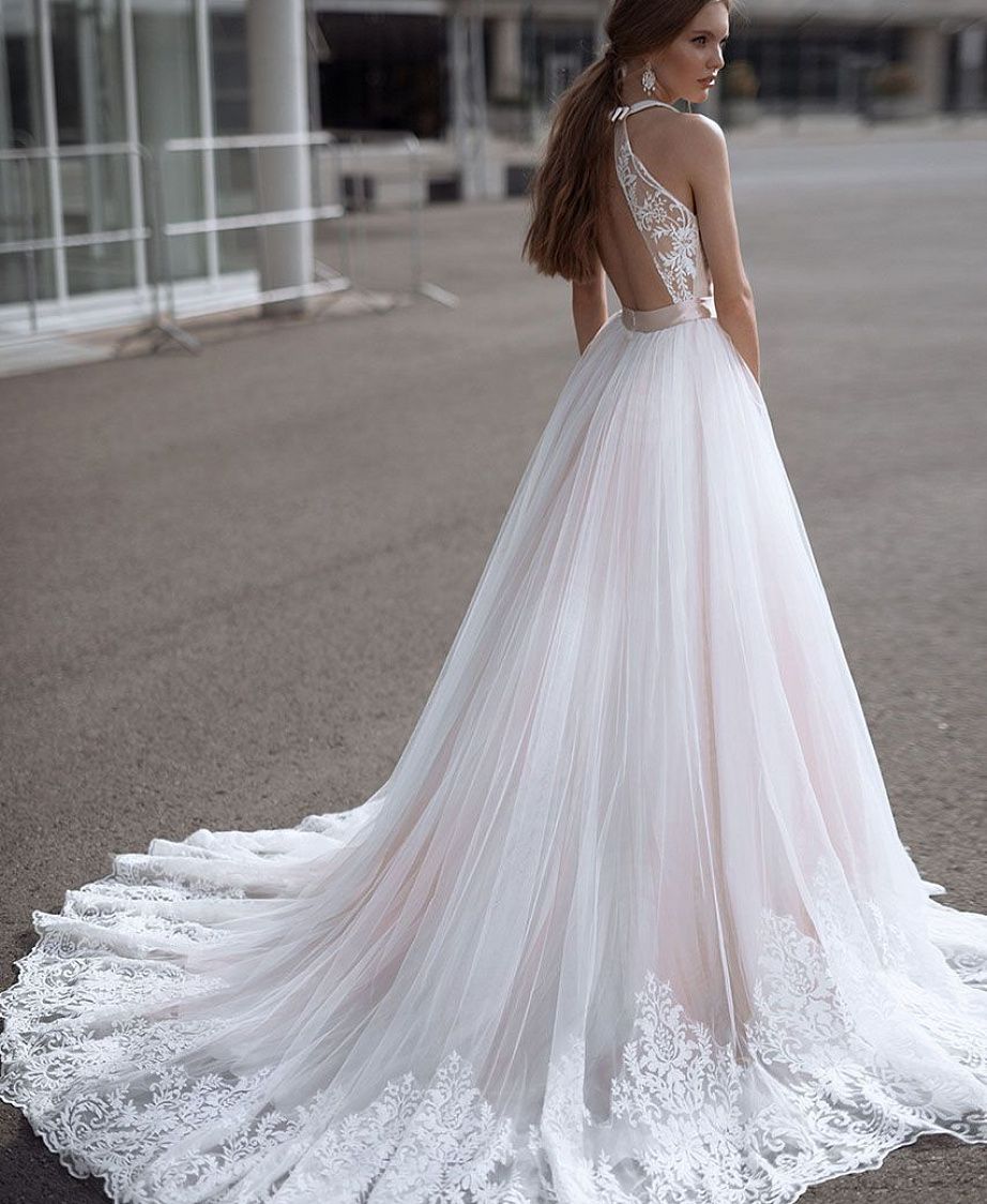 Свадебное платье с открытой спиной и кружевным шлейфом