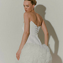 Мини свадебное платье с юбкой из 3Д цветов фото