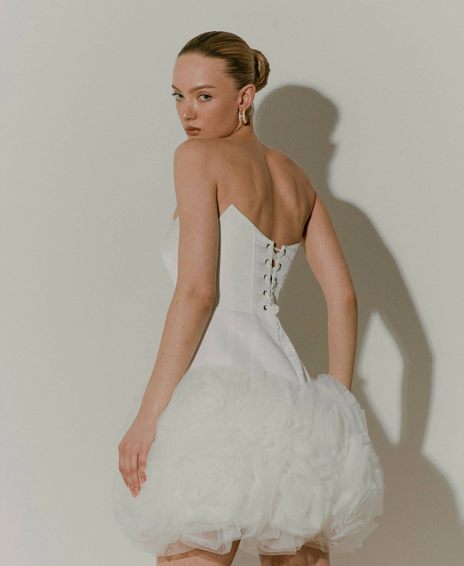 Мини свадебное платье с юбкой из 3Д цветов фото