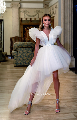 Короткое свадебное платье из фатина со шлейфом фото