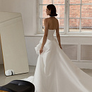 Эффектное свадебное платье из микадо с кружевной юбкой фото