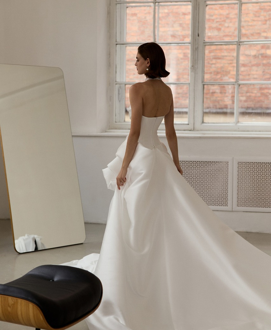 Эффектное свадебное платье из микадо с кружевной юбкой фото