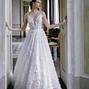 Свадебное платье на тонких бретелях с объемными цветами фото