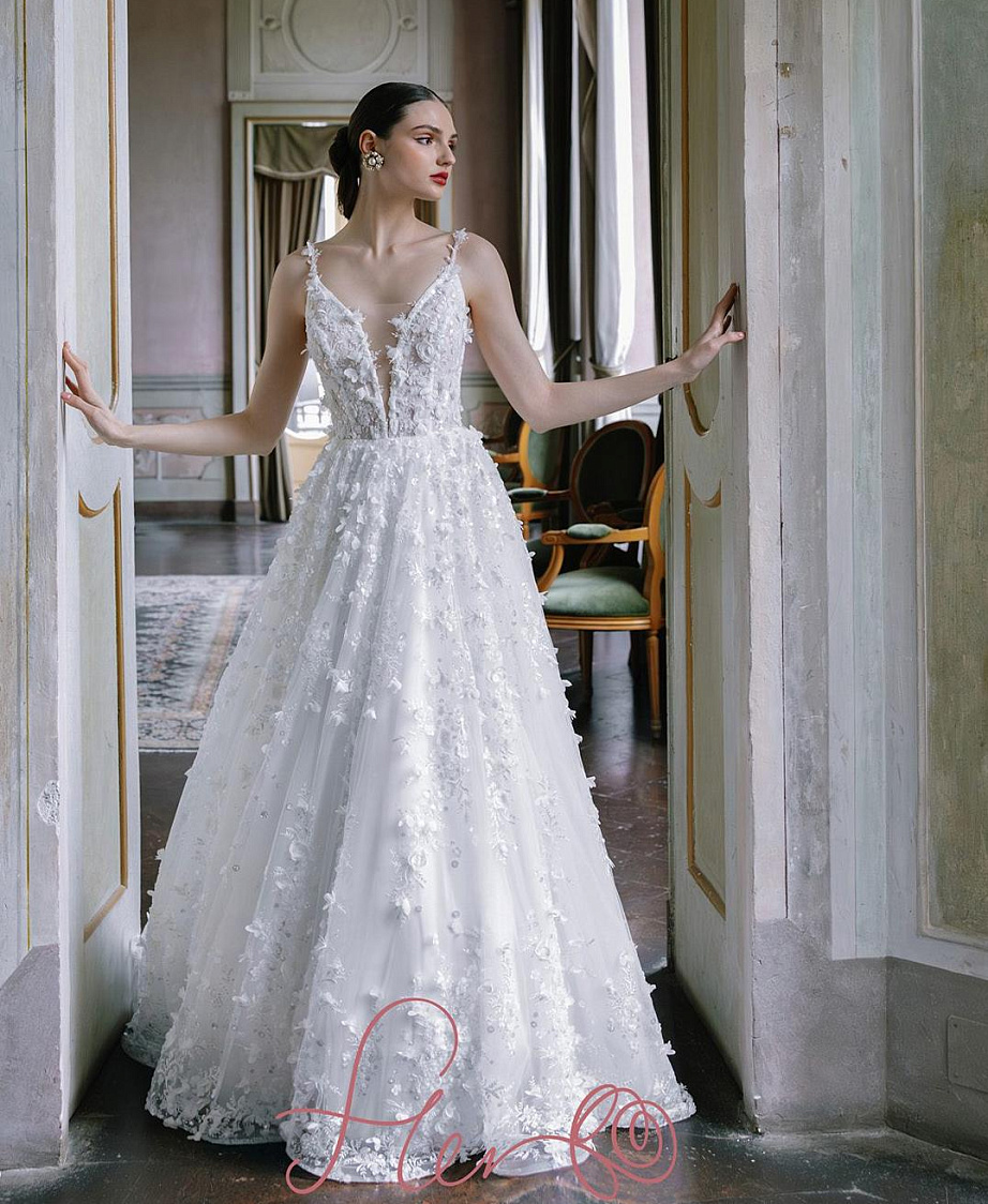 Свадебное платье на тонких бретелях с объемными цветами фото