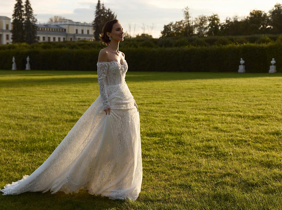 Кружевное свадебное платье с жемчугом фото