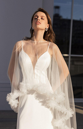 Атласное свадебное платье с кейпом фото