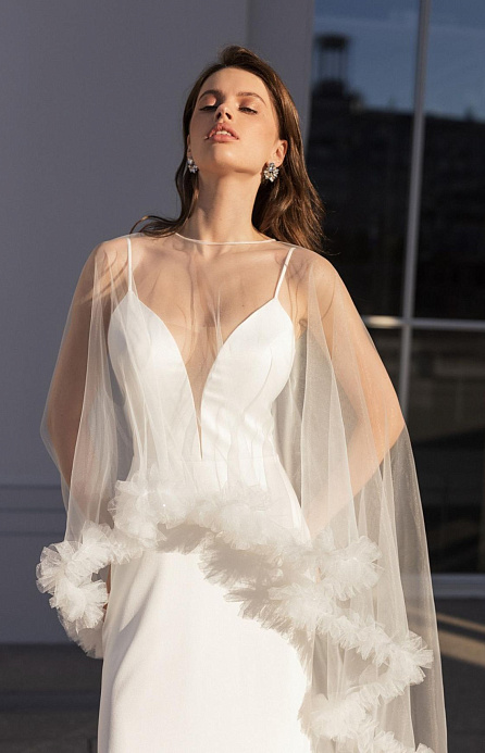 Атласное свадебное платье с кейпом фото