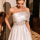 Атласное свадебное платье на одно плечо фото