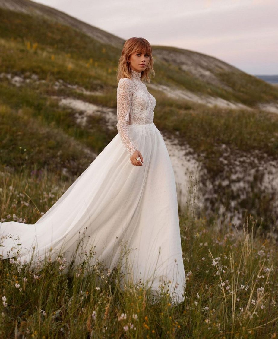 Закрытое свадебное платье в кружеве шантильи фото