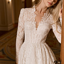 Закрытое кружевное свадебное платье cо шлейфом фото