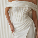 Атласное свадебное платье со съемным шлейфои и декором из жемчуга фото