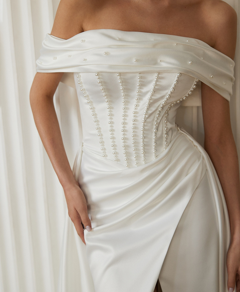 Атласное свадебное платье со съемным шлейфои и декором из жемчуга фото