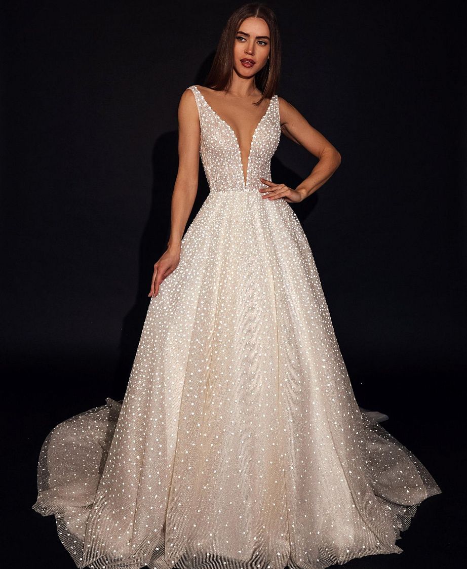 Роскошное свадебное платье с декольте фото