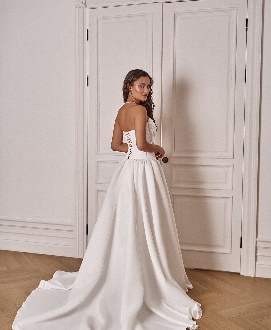 Стильное платье с обвесами из бусин на корсете фото