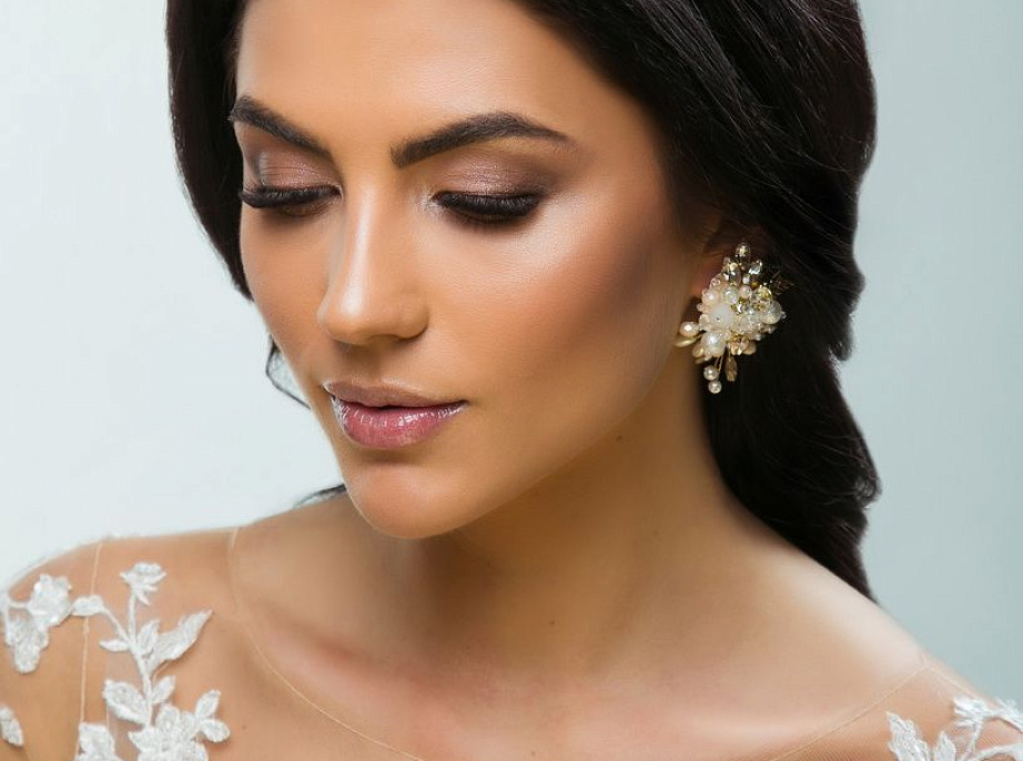 Нежные свадебные серьги с золотым оттенком фото