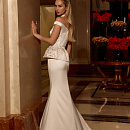 Атласный свадебный комплект с баской расшитый жемчугом фото