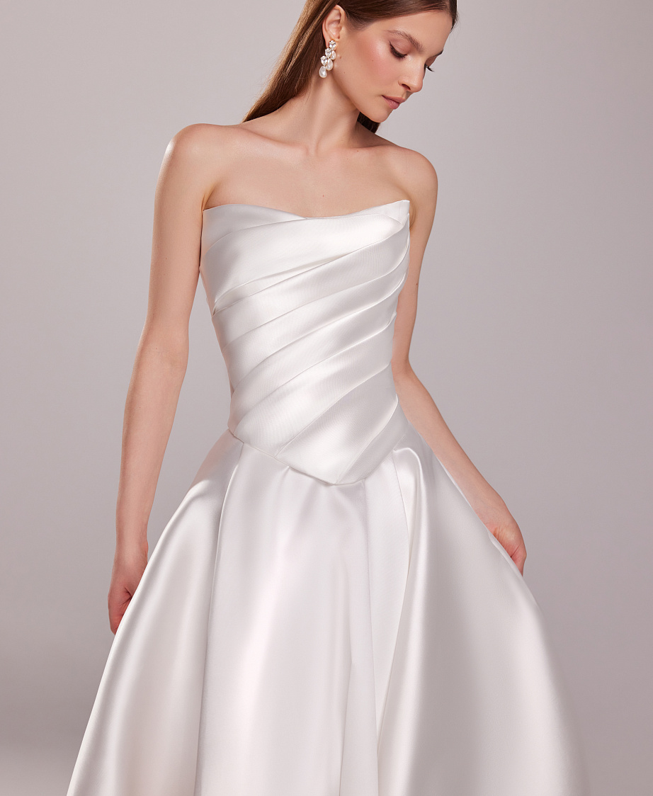 Пышное свадебное платье из микадо с драпировкой на корсете фото