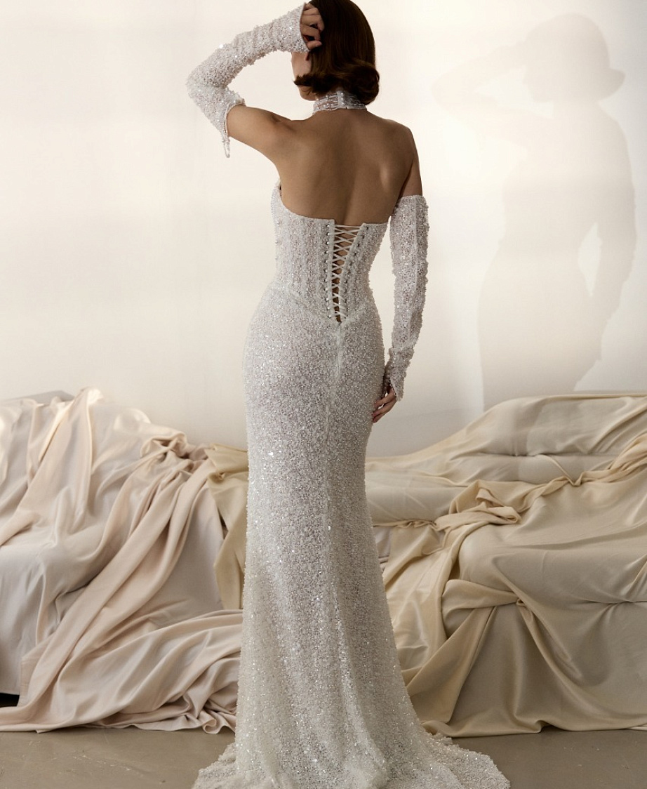 Расшитое свадебное платье-русалка с бусами фото