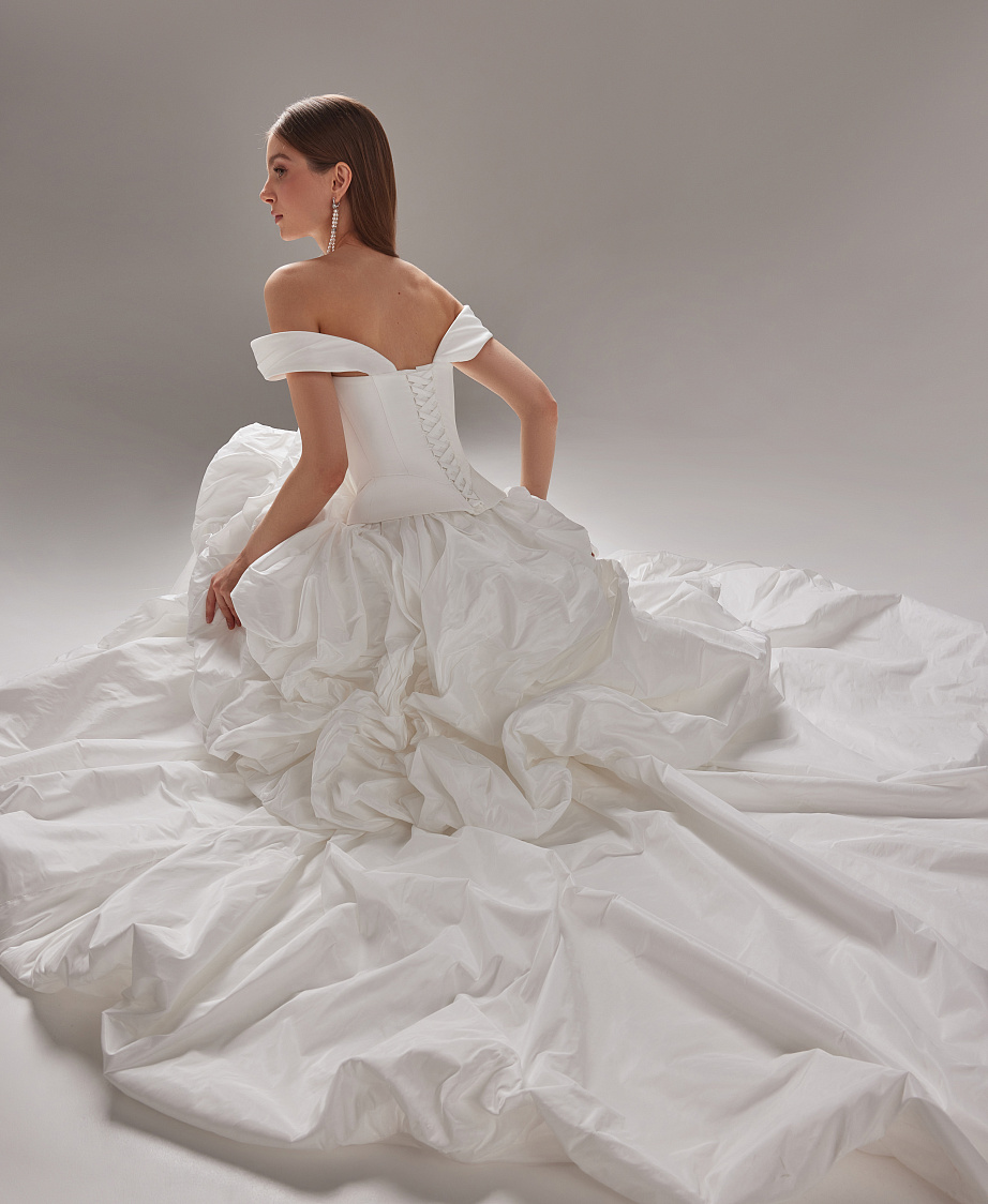 Пышное свадебное платье из тафты со спущенными плечами фото