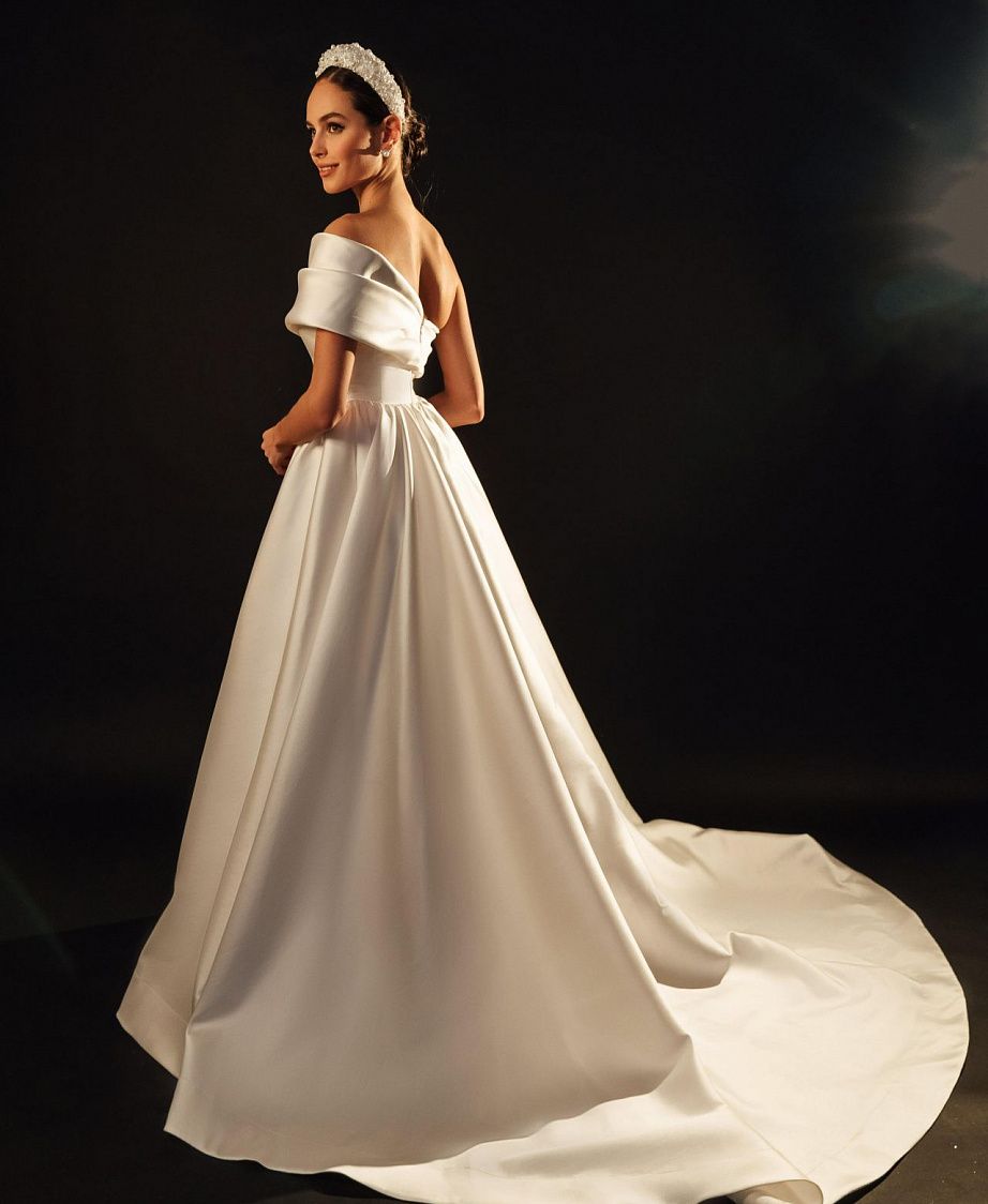 Пышное атласное свадебное платье со шлейфом фото