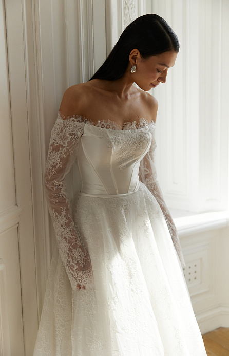 Кружевное свадебное платье с элементами атласа на корсете фото