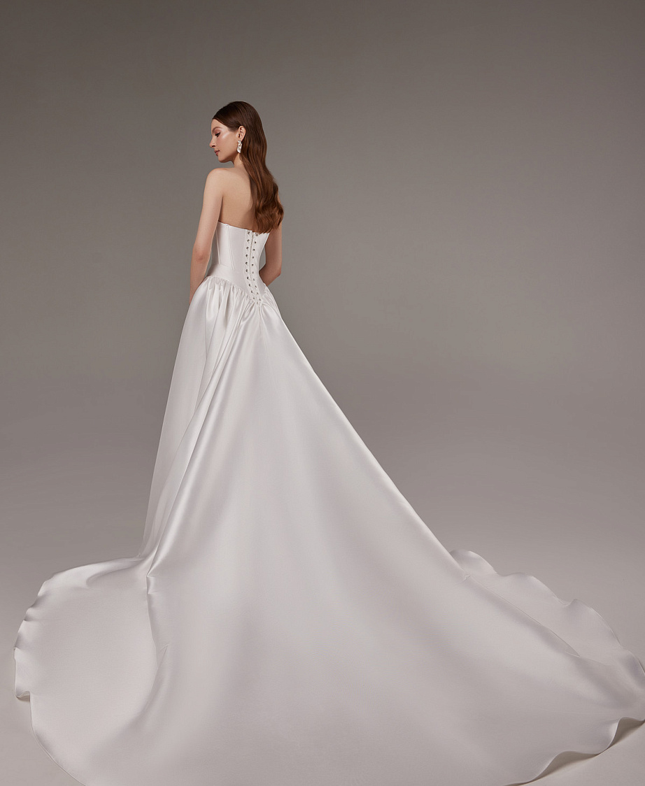 Пышное свадебное платье из микадо с заниженной талией фото