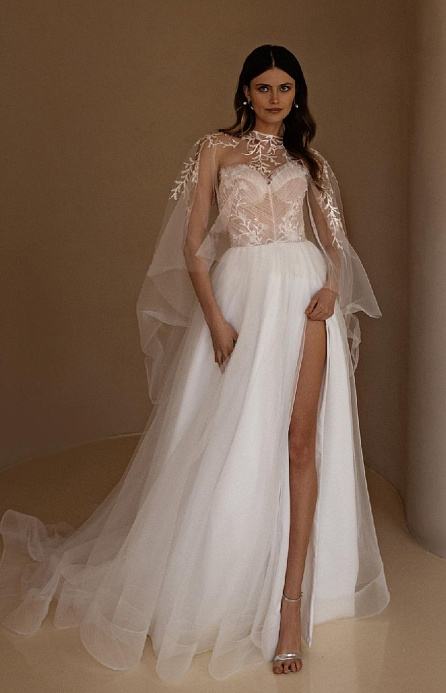 Легкое свадебное платье со съемным кейпом фото