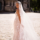 Блестящее свадебное платье с красивой спинкой фото