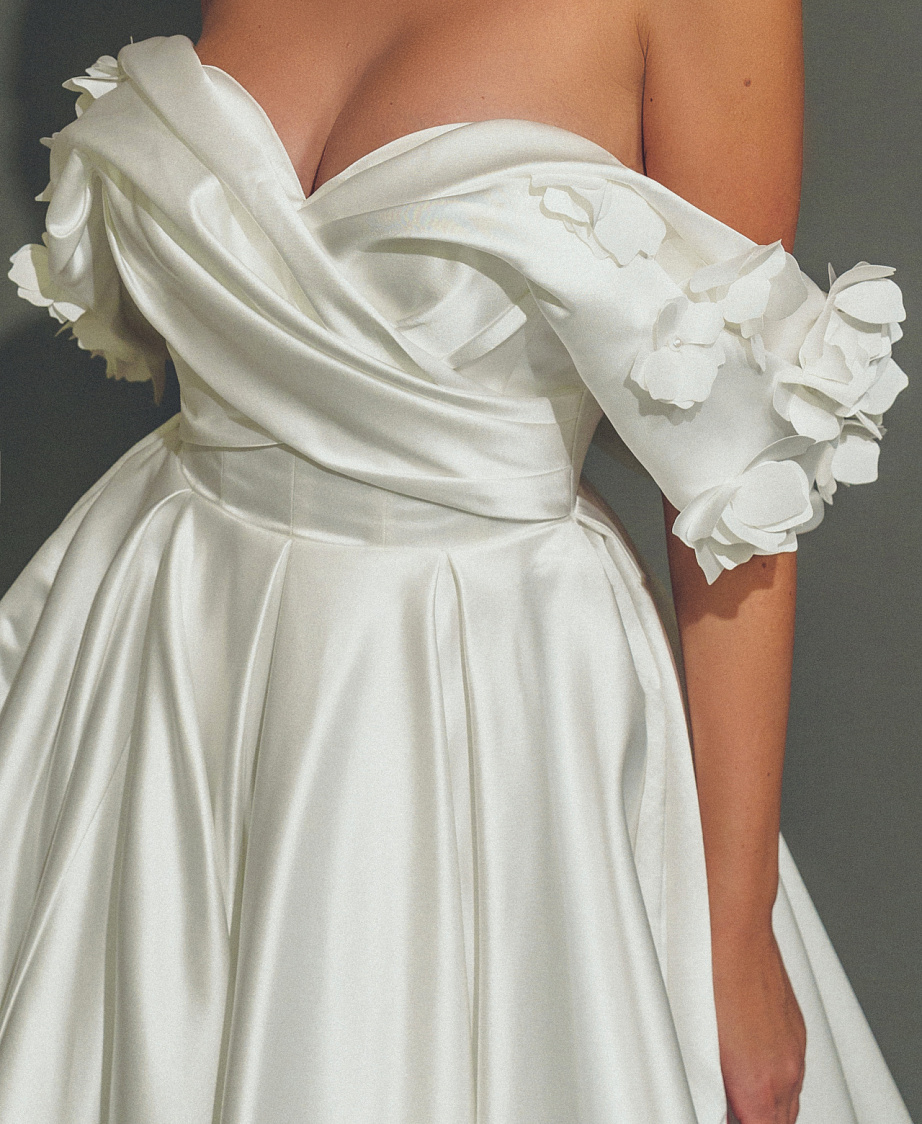 Пышное атласное свадебное платье с объемными цветами фото