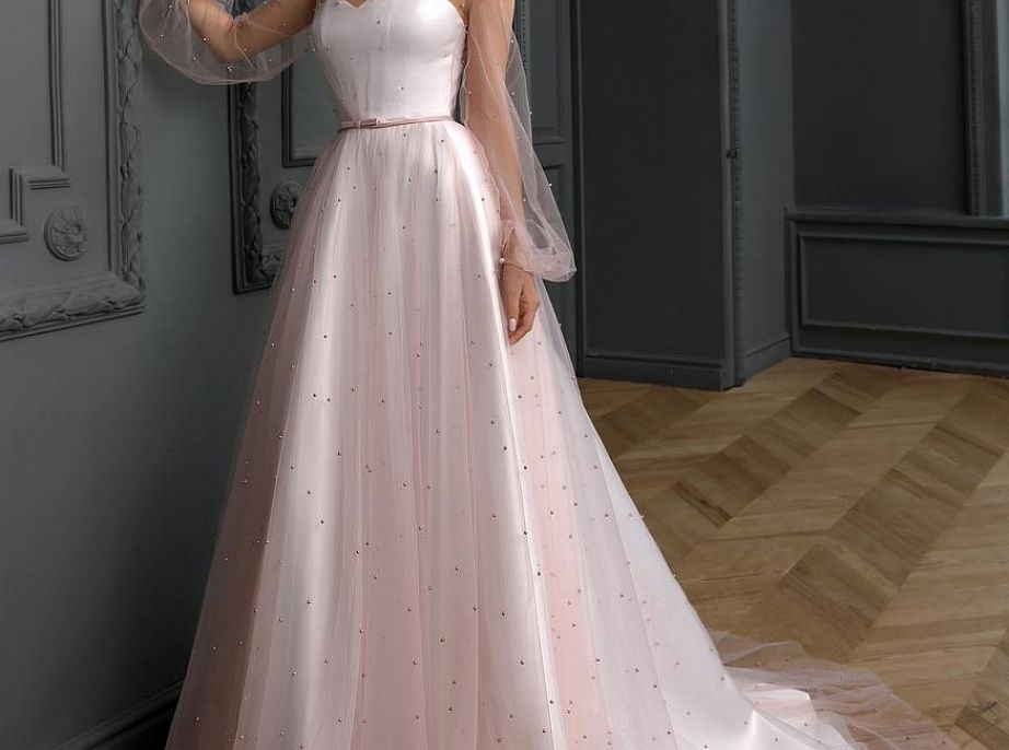 Нежное свадебное платье с жемчужинами фото