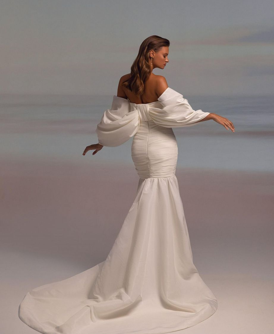 Эффектное свадебное платье с бантом фото