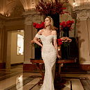 Роскошное облегающее свадебное платье с открытыми плечами фото