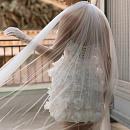 Короткое свадебное платье с декором из объемных цветов  фото