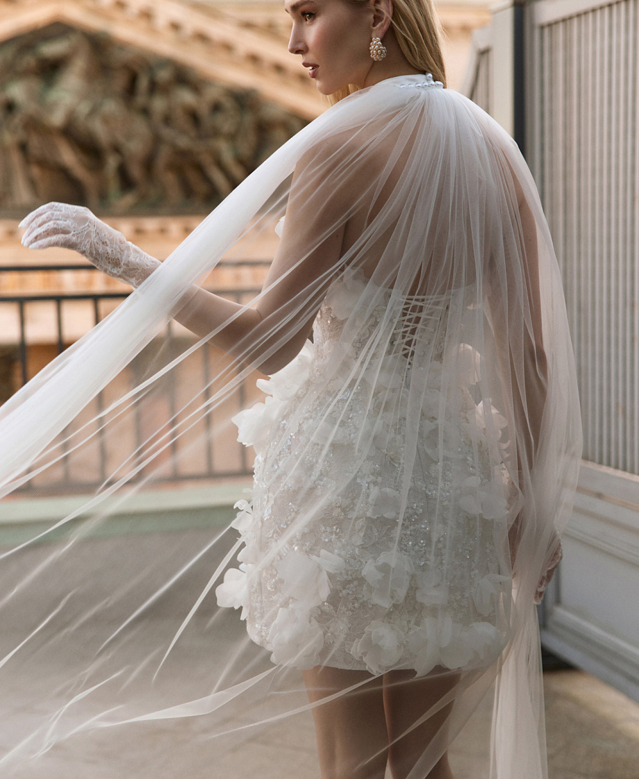 Короткое свадебное платье с декором из объемных цветов  фото