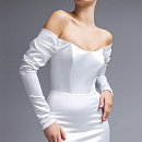 Атласное свадебное платье русалка с открытыми плечами фото