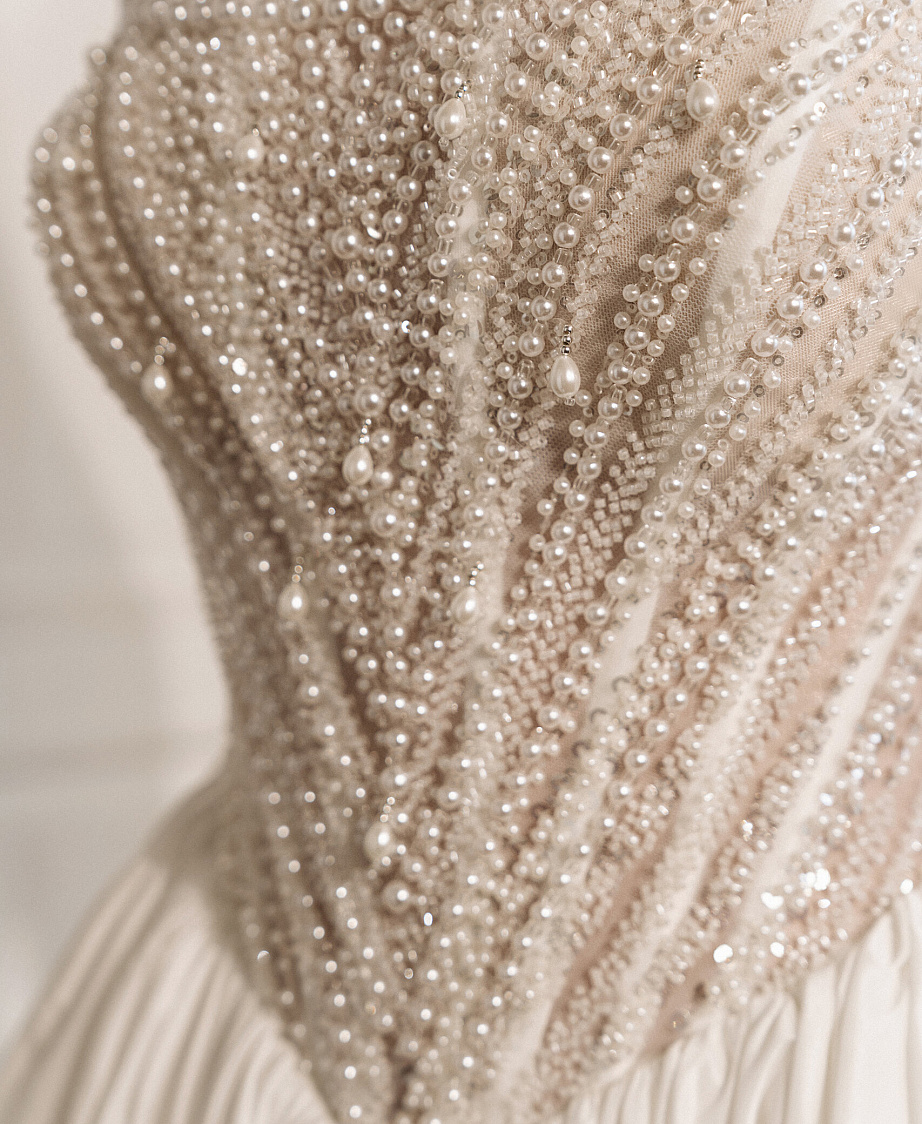 Платье с расшитым корсетом и юбкой из тафты фото