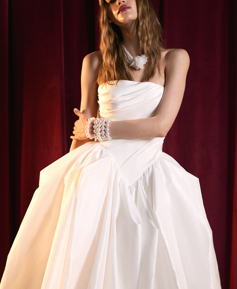 Эффектное свадебное платье из тафты с драпированным корсетом фото