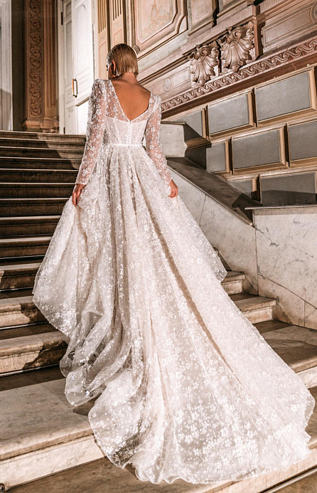 Свадебное платье с роскошной расшивкой и рукавами фото