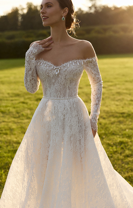 Кружевное свадебное платье с жемчугом фото