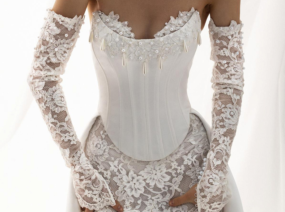 Стильный свадебный комплект с атласным корсетом и кружевной юбкой фото