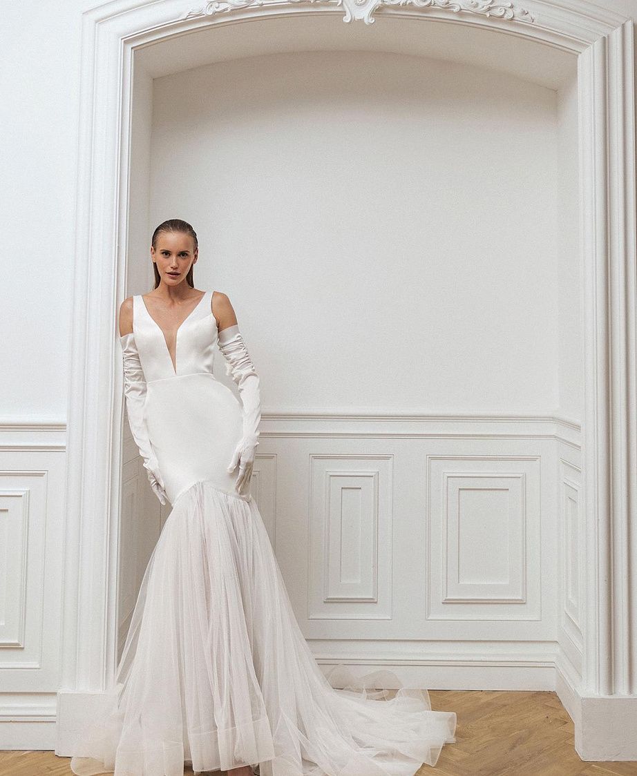 Свадебное платье русалка с глубоким вырезом фото