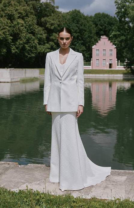 Стильный свадебный  костюм из жаккарда фото