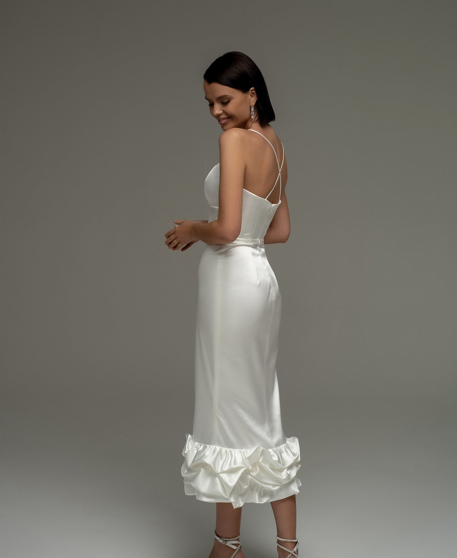 Свадебное платье миди из атласа фото