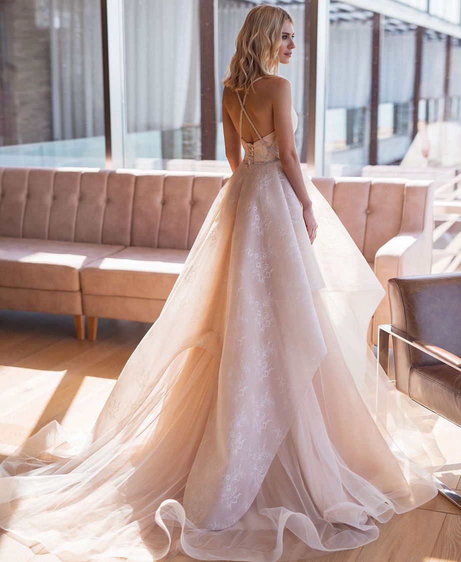 Свадебное платье с воланами на юбке фото
